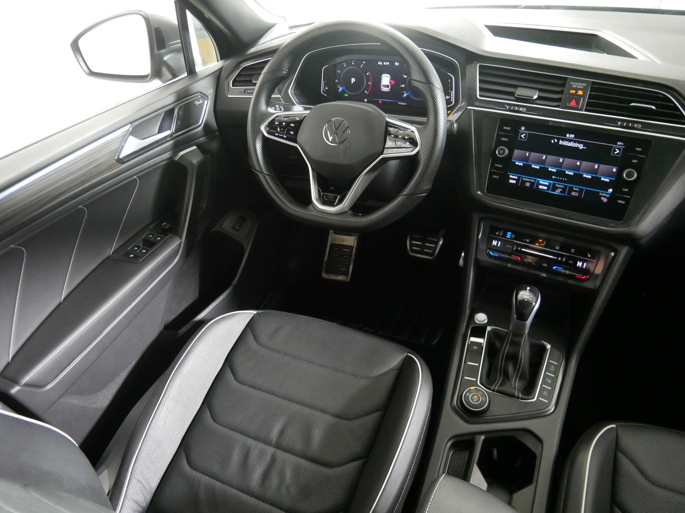 Used 2023 Volkswagen Tiguan SEL R-Line image 9