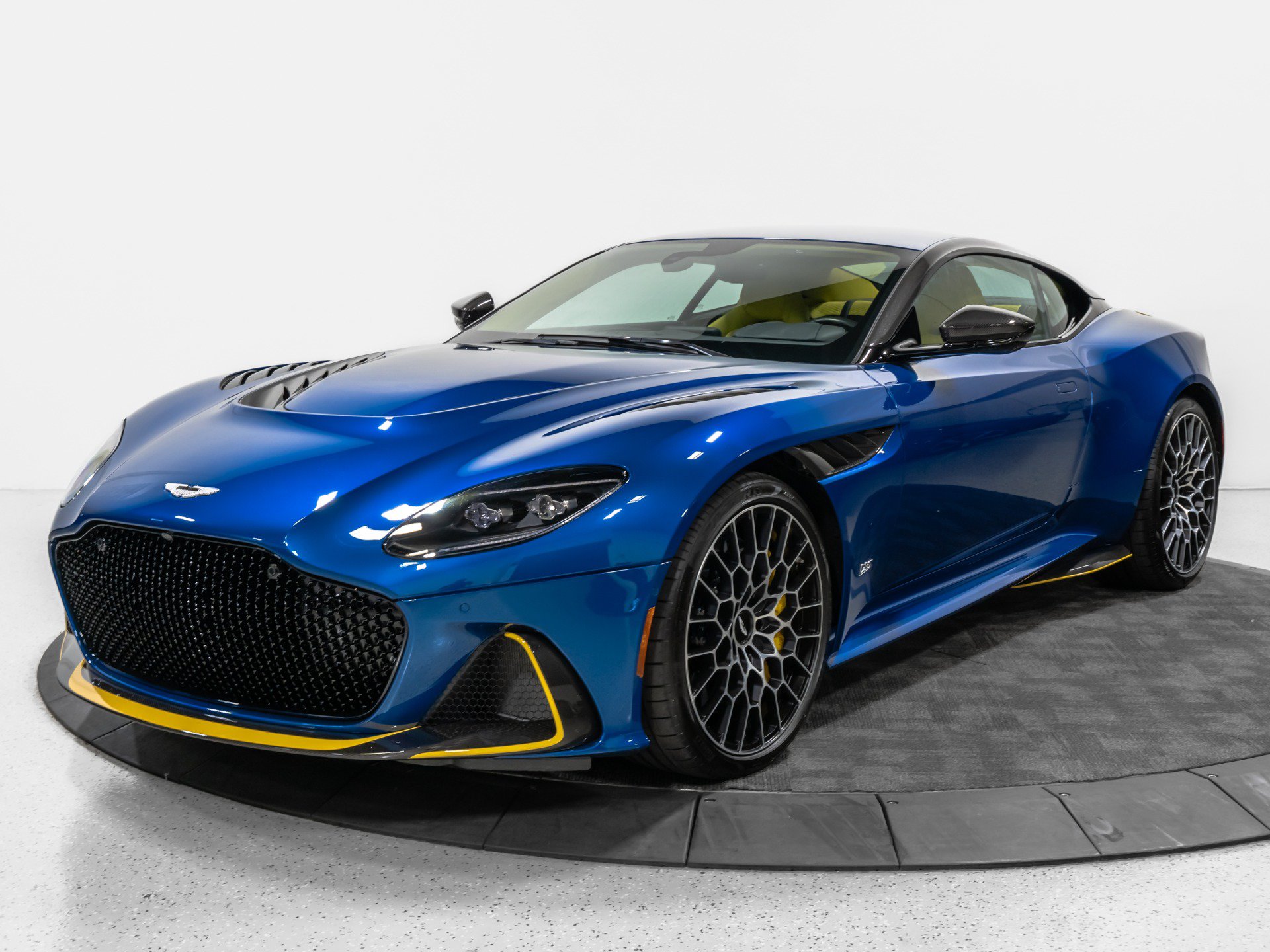 Used 2023 Aston Martin DBS Coupe RWD image 2