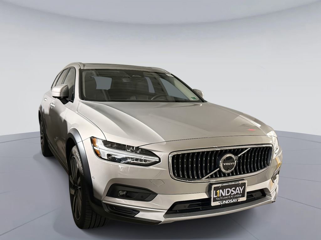 Used 2025 Volvo V90 B6 Cross Country Plus image 3