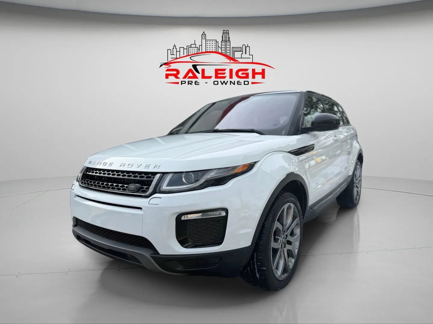Used 2019 Land Rover Range Rover Evoque image 3