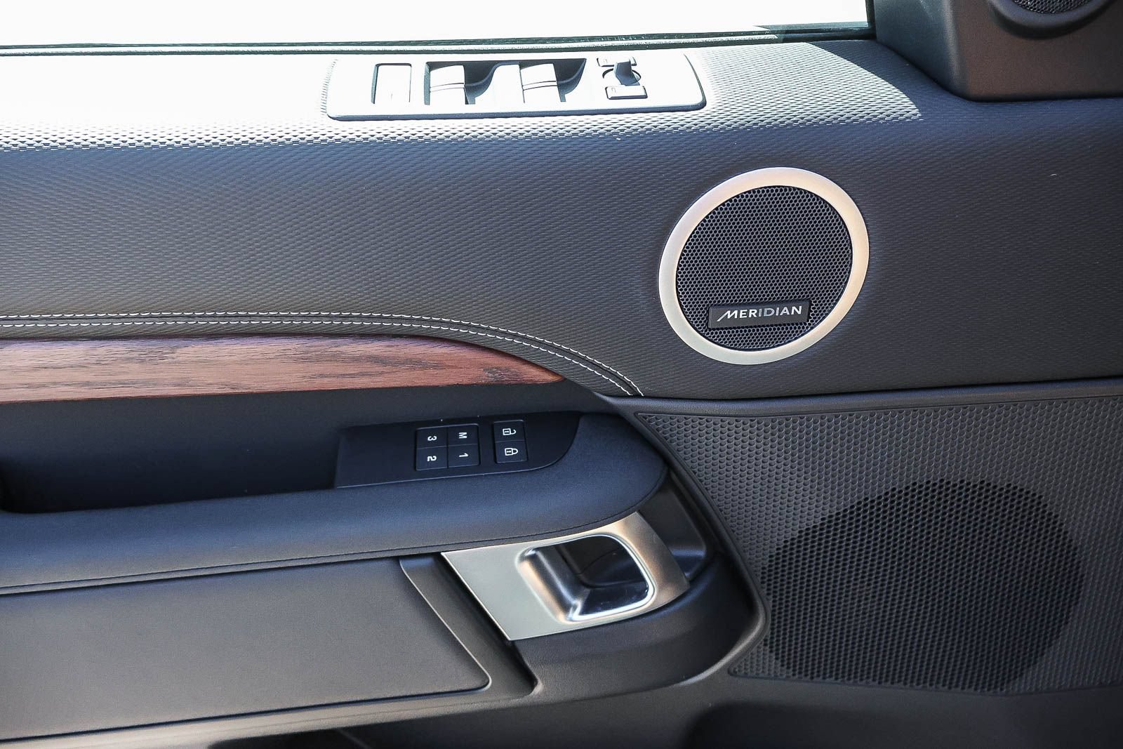 New 2026 Land Rover Discovery Dynamic SE AWD/4WD image 32