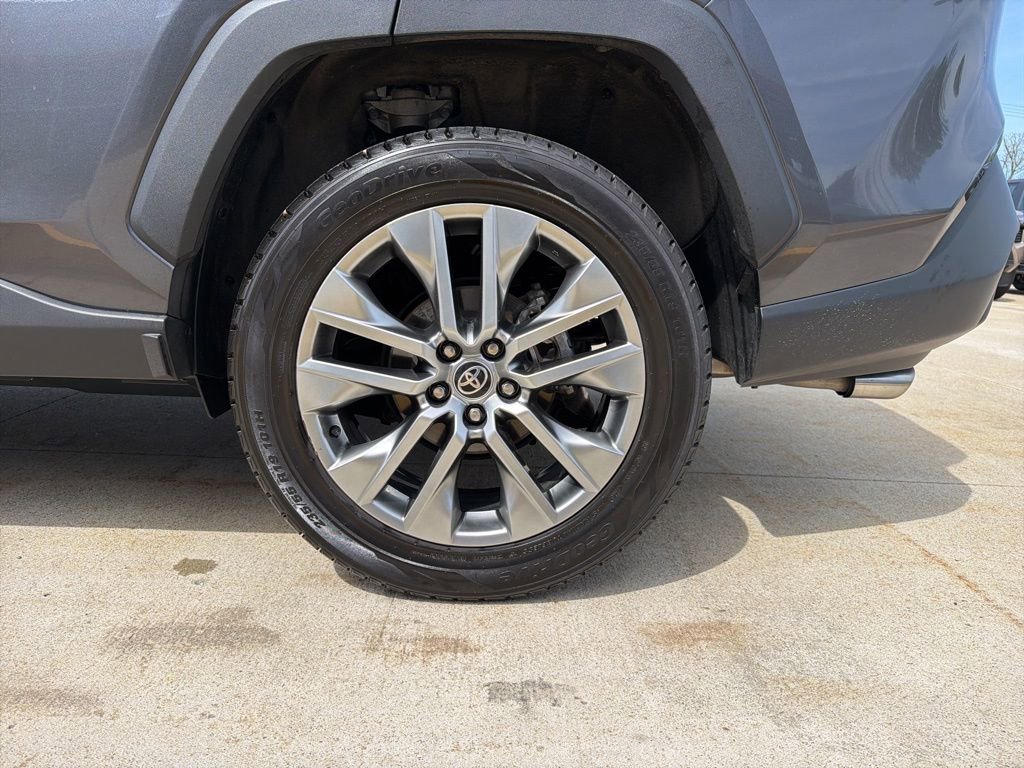 Used 2023 Toyota RAV4 XLE Premium AWD/4WD image 8