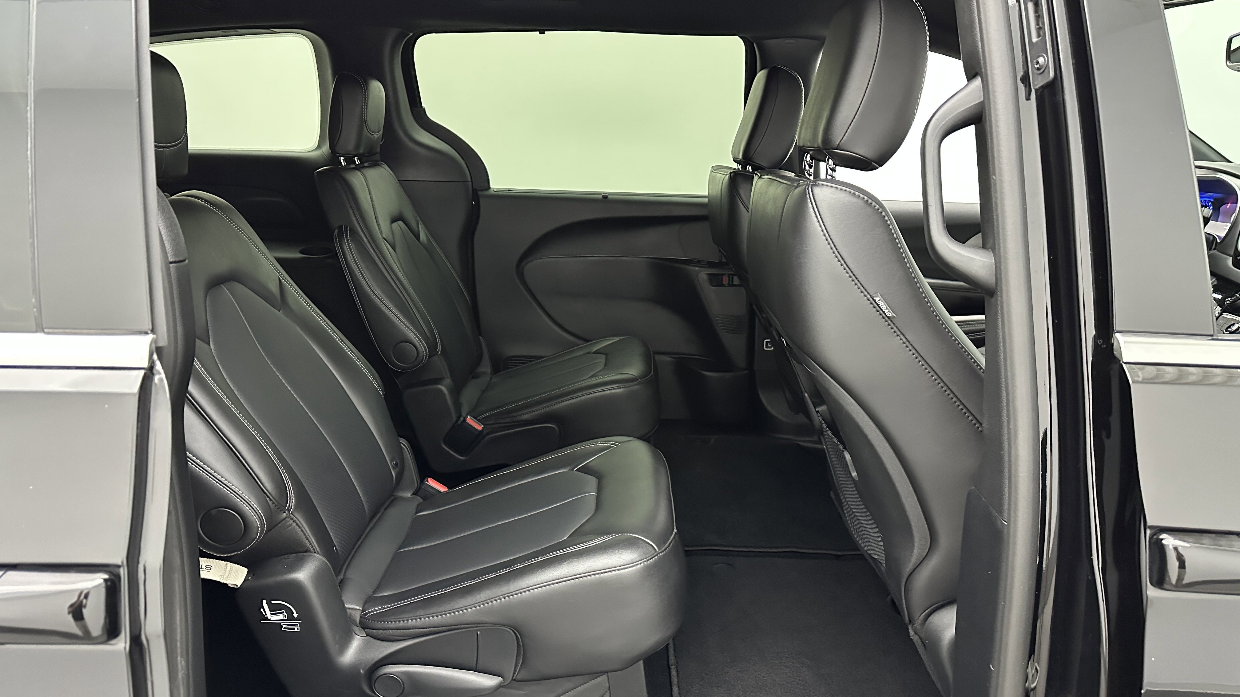 Used 2025 Chrysler Pacifica Select image 34