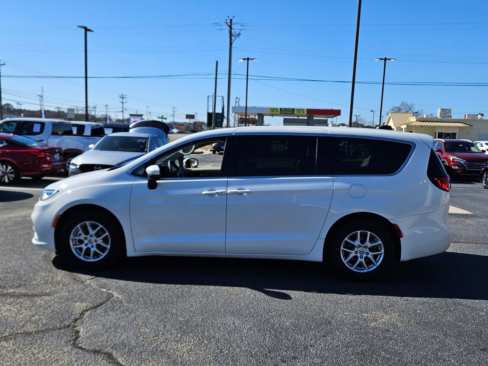 Used 2023 Chrysler Pacifica Touring-L image 4