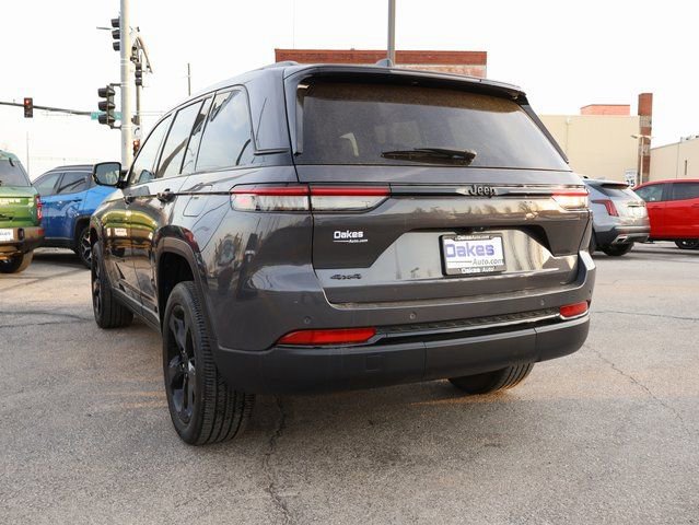 Used 2023 Jeep Grand Cherokee Altitude image 5