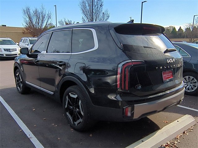 Used 2025 Kia Telluride EX w/ EX Captain's Chair Package image 2