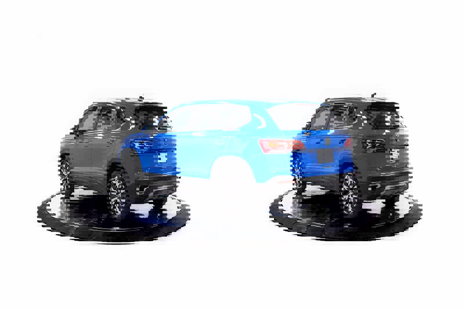 Used 2023 Volkswagen Taos SE image 3