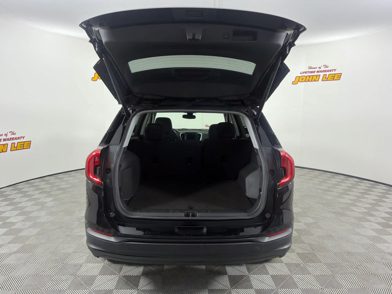 Used 2023 GMC Terrain SLE w/ Driver Convenience Package FWD image 5