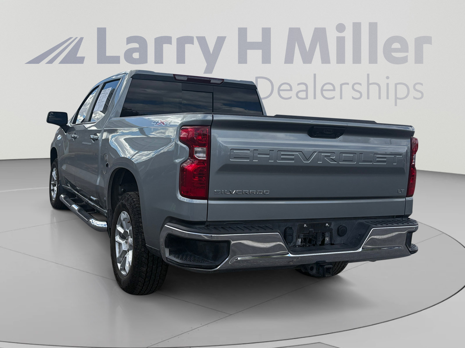 Used 2025 Chevrolet Silverado 1500 LT w/ Convenience Package II AWD/4WD image 3