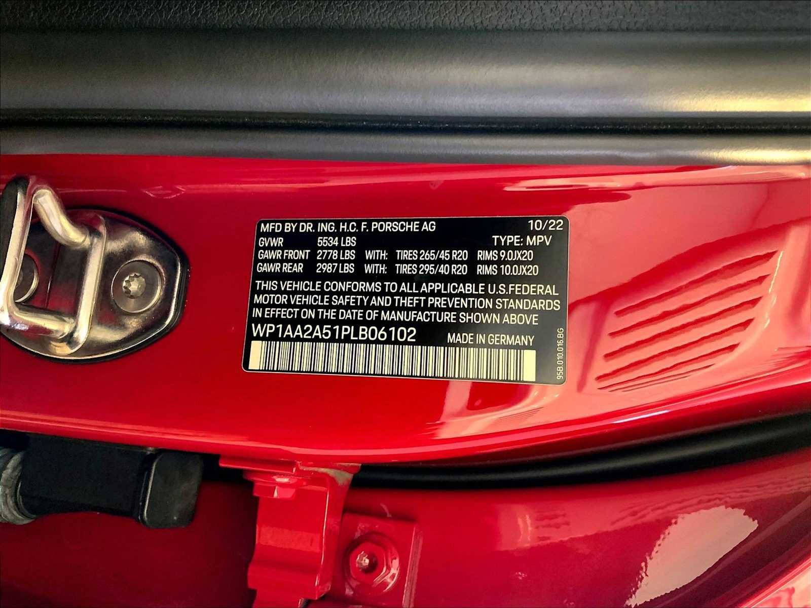 Certified 2023 Porsche Macan AWD/4WD image 36