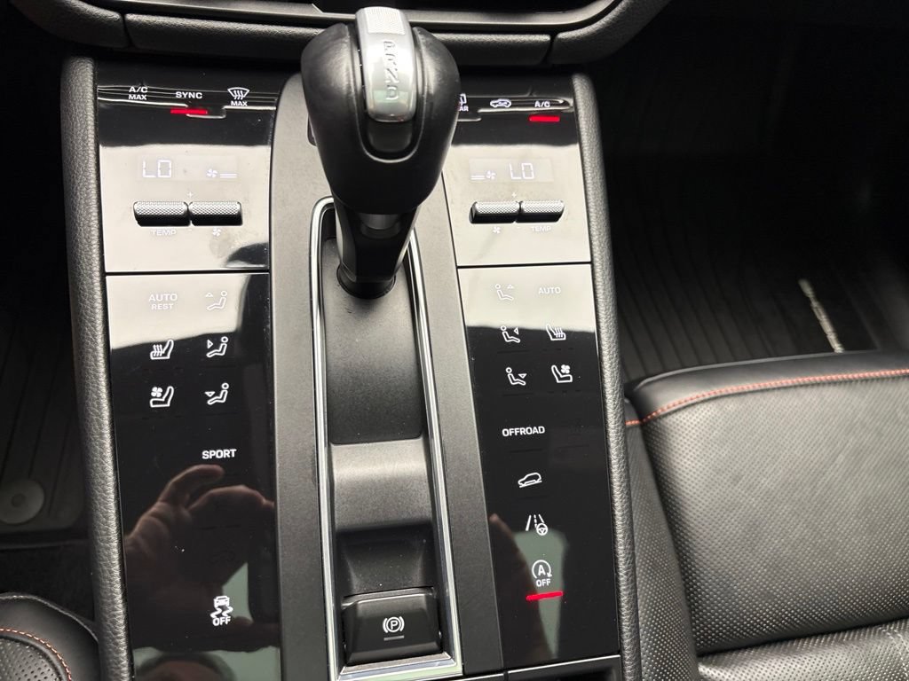 Certified 2024 Porsche Macan AWD/4WD image 35