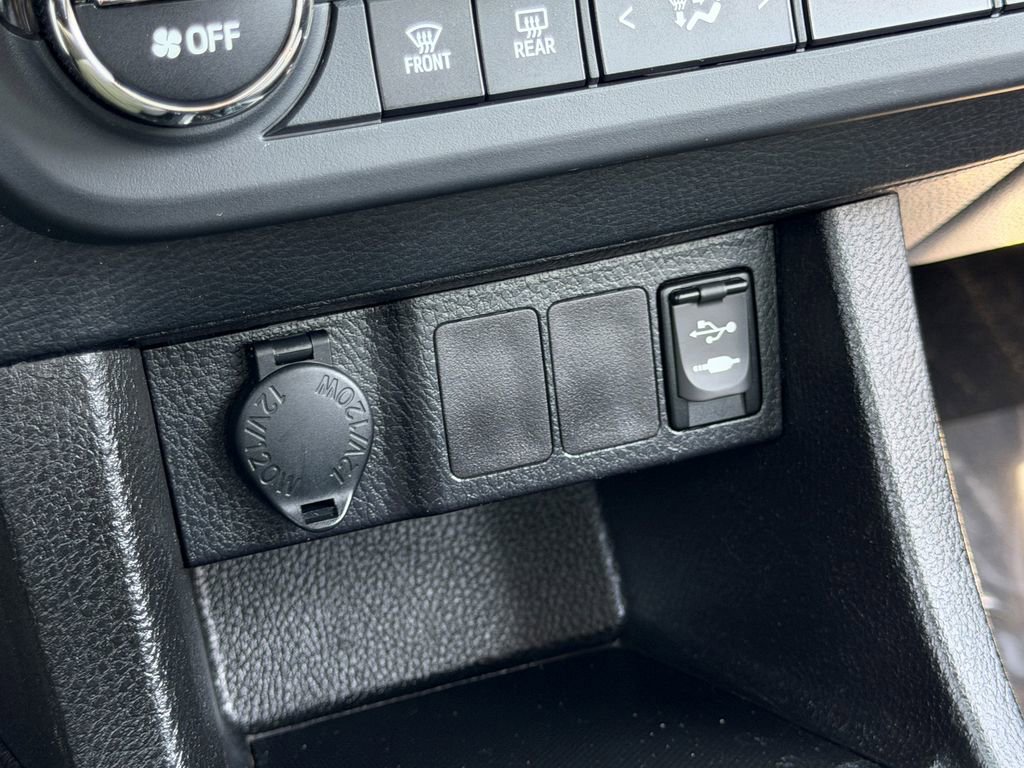 Used 2015 Toyota Corolla LE image 28