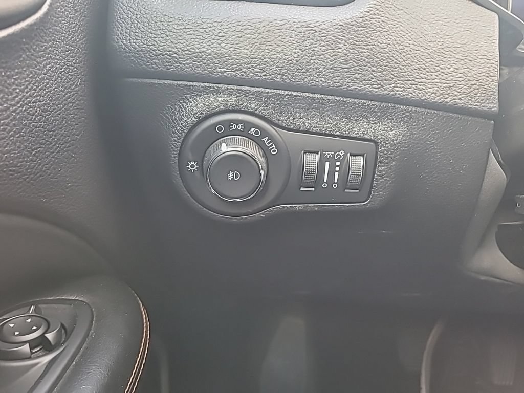 Used 2017 Jeep Compass Limited w/ Navigation Group AWD/4WD image 16