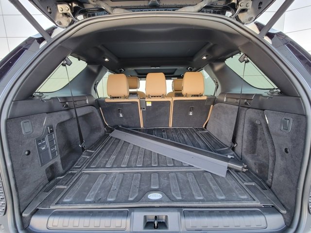 Used 2025 Land Rover Discovery Dynamic SE image 12