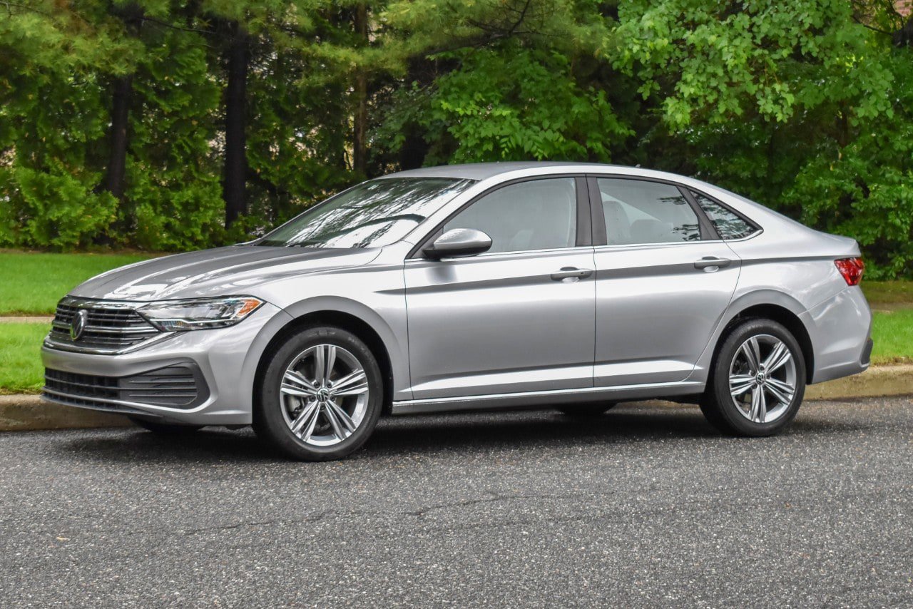 Used 2024 Volkswagen Jetta SE FWD image 2