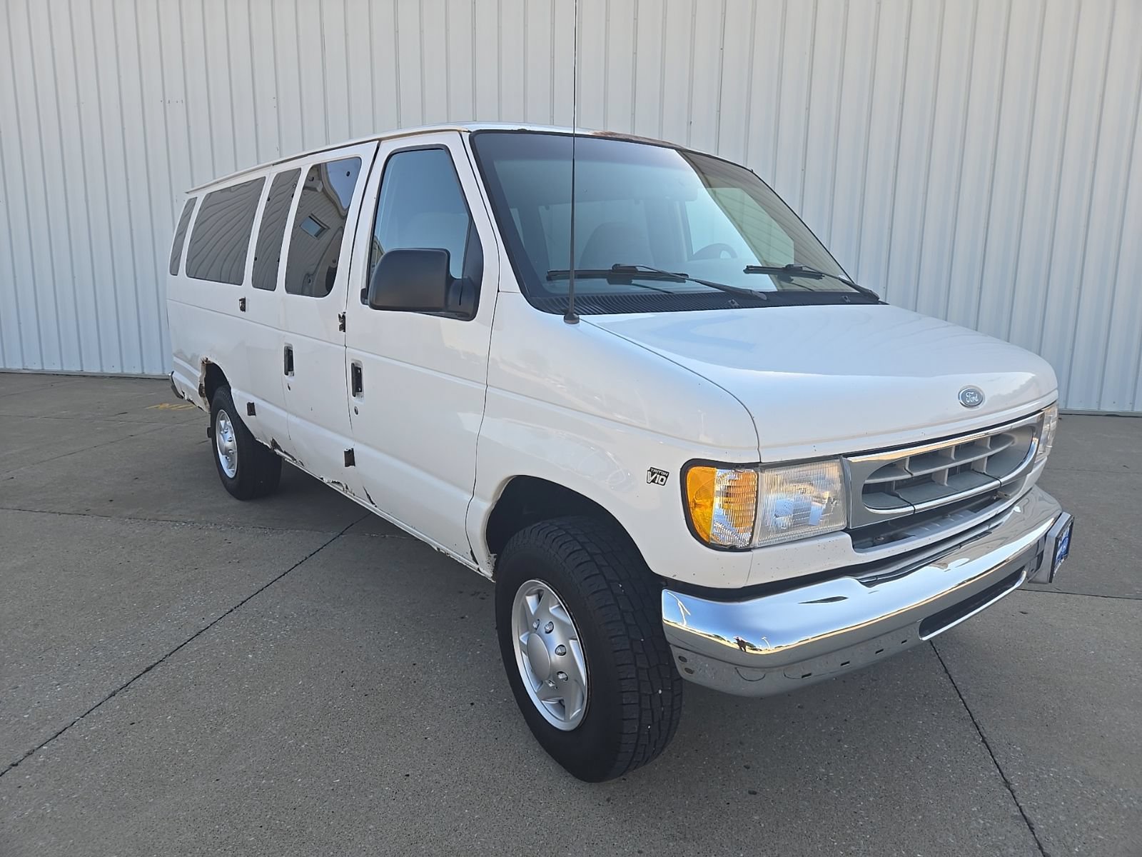 Used 2002 Ford E-350 and Econoline 350 XLT RWD image 2