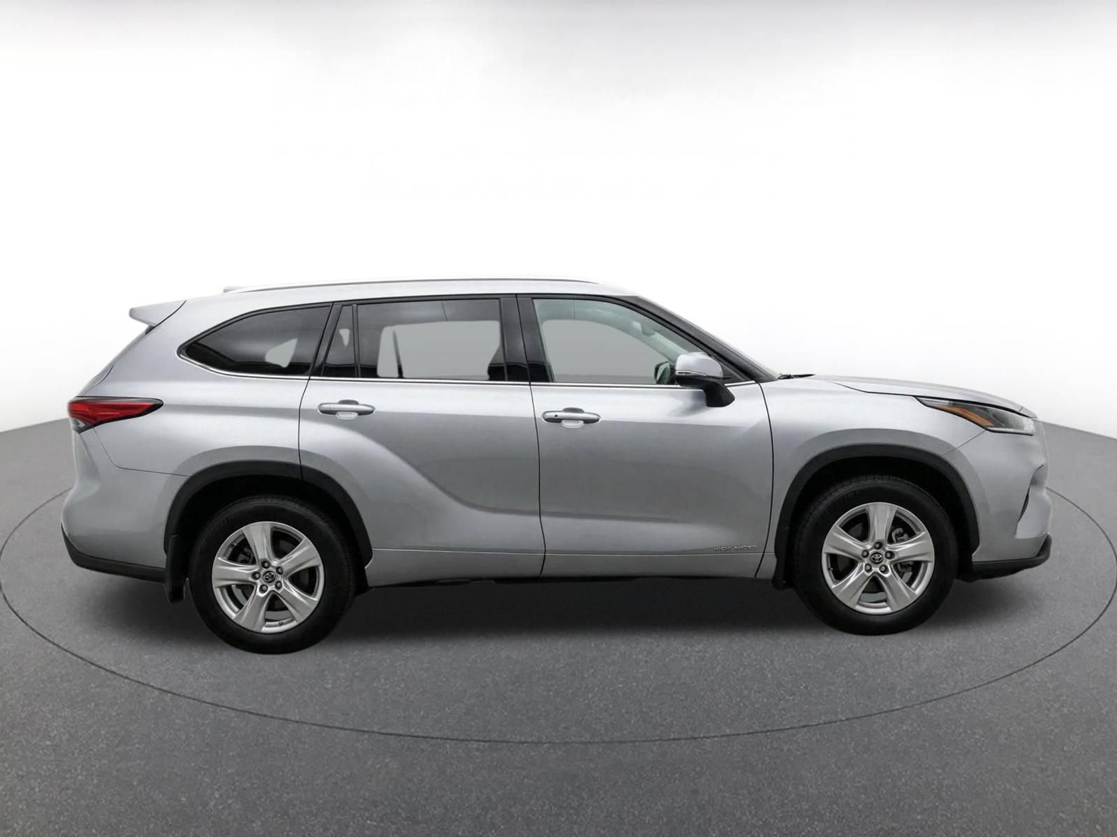 Used 2025 Toyota Highlander LE FWD image 10