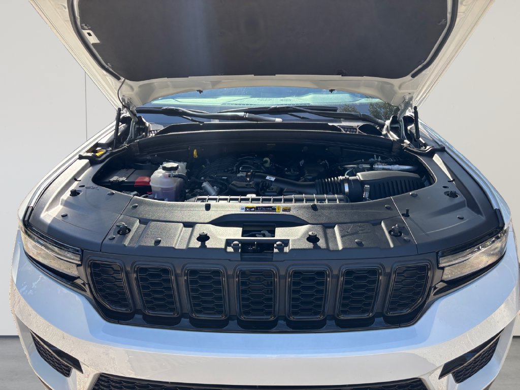 Used 2025 Jeep Grand Cherokee Limited RWD image 19