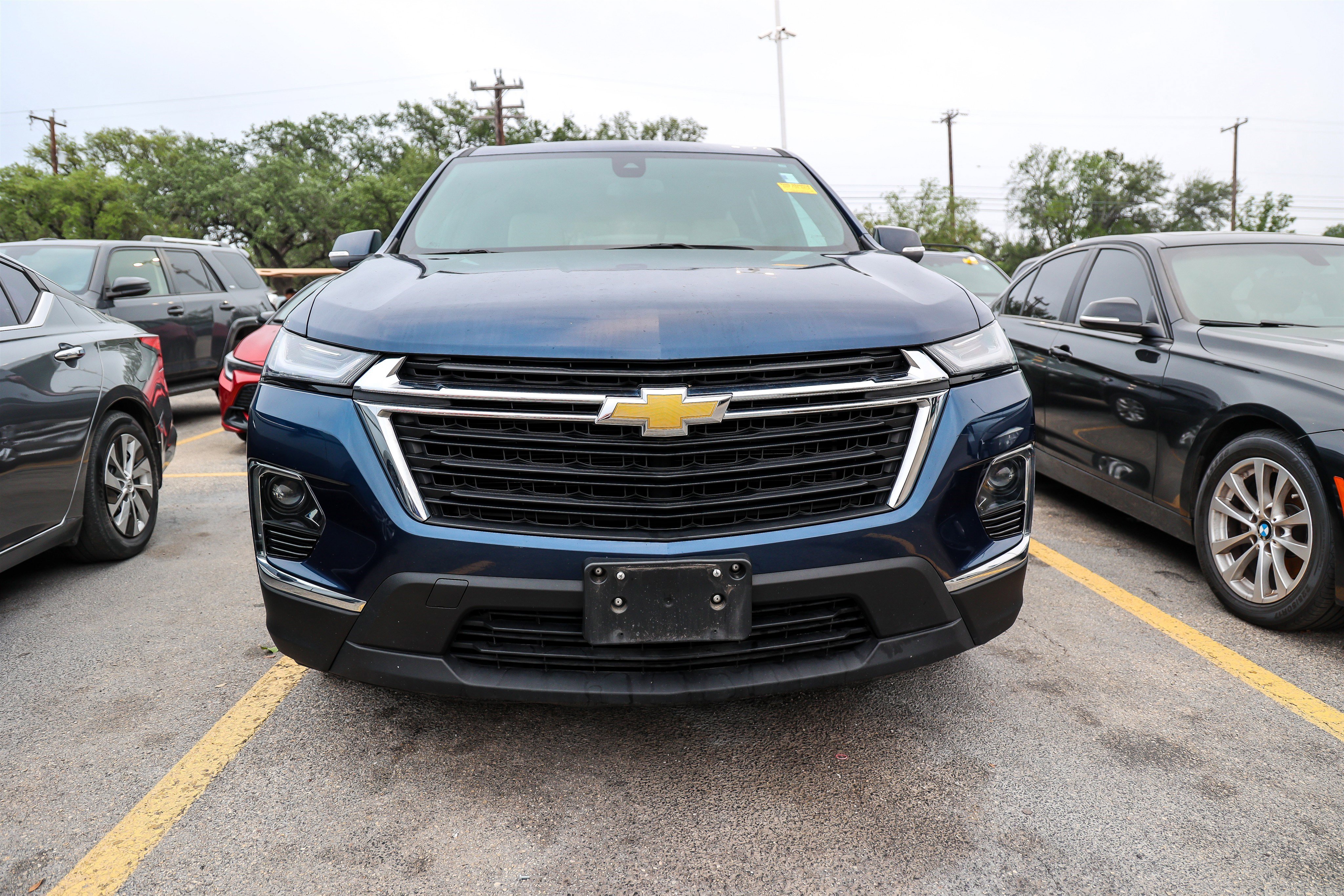 Used 2023 Chevrolet Traverse LS w/ Safety Package FWD image 4