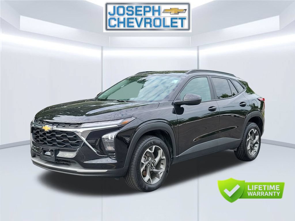 Used 2025 Chevrolet Trax LT FWD image 2