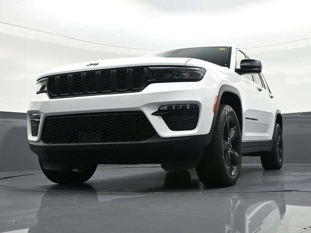 Used 2025 Jeep Grand Cherokee Limited w/ Black Appearance Package image 30