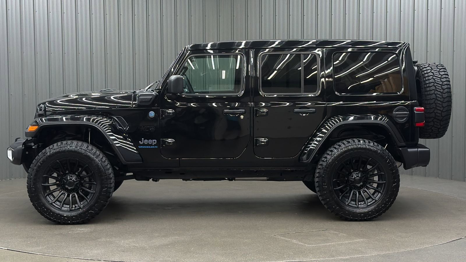 Used 2025 Jeep Wrangler Unlimited Sahara w/ Safety Group AWD/4WD image 2
