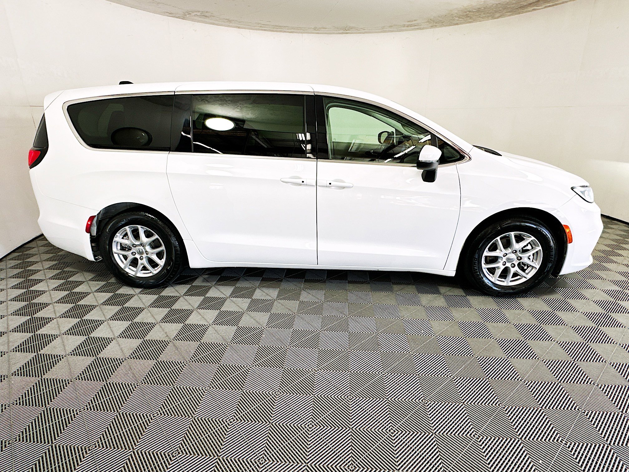 Used 2023 Chrysler Pacifica Touring-L image 2