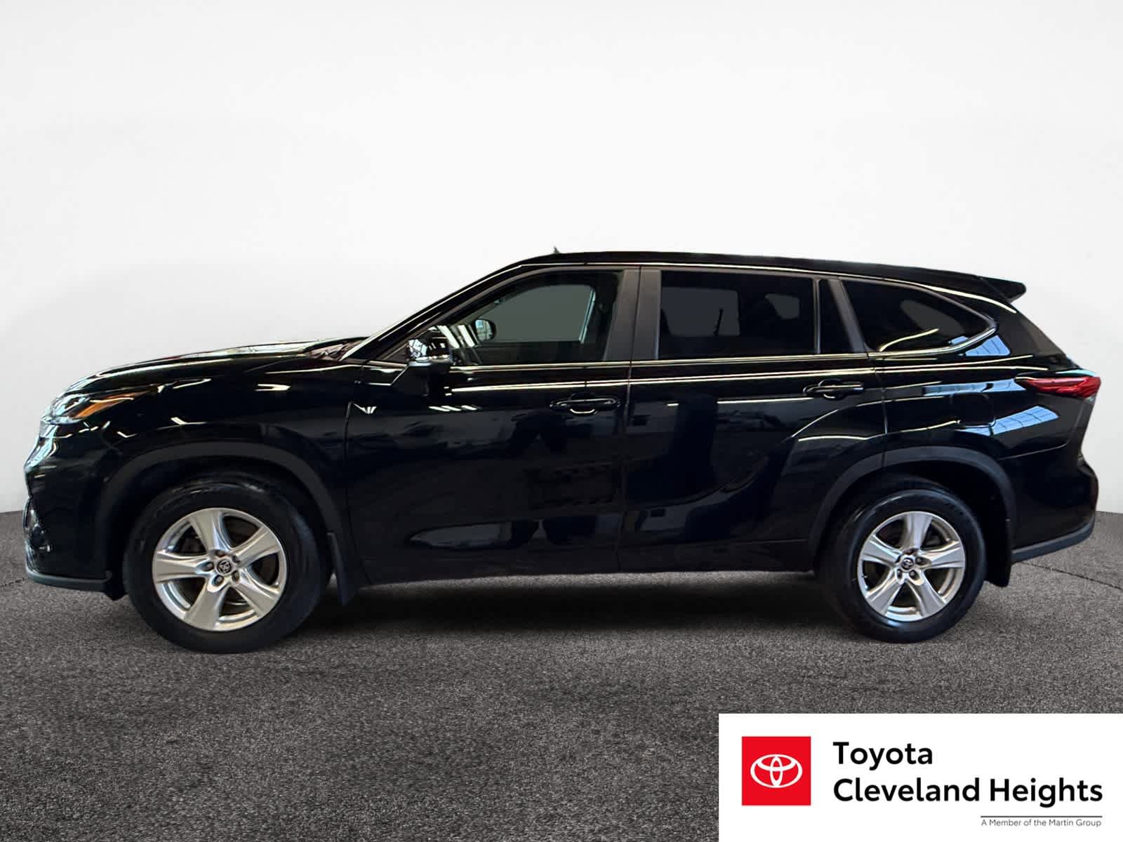 Used 2023 Toyota Highlander LE AWD/4WD image 2