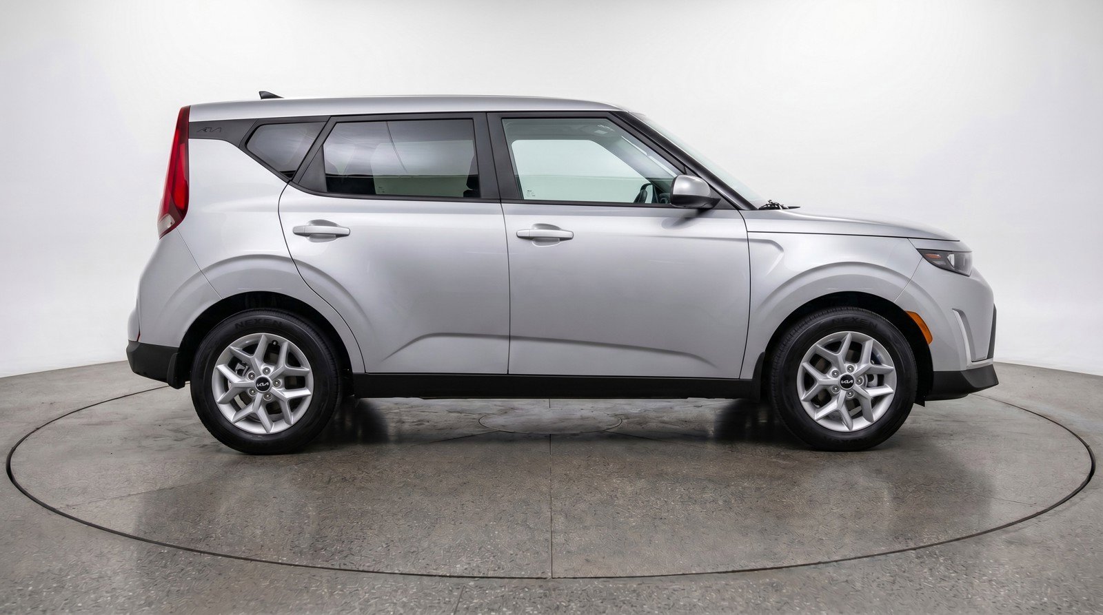 Used 2025 Kia Soul LX w/ LX Technology Package FWD image 11