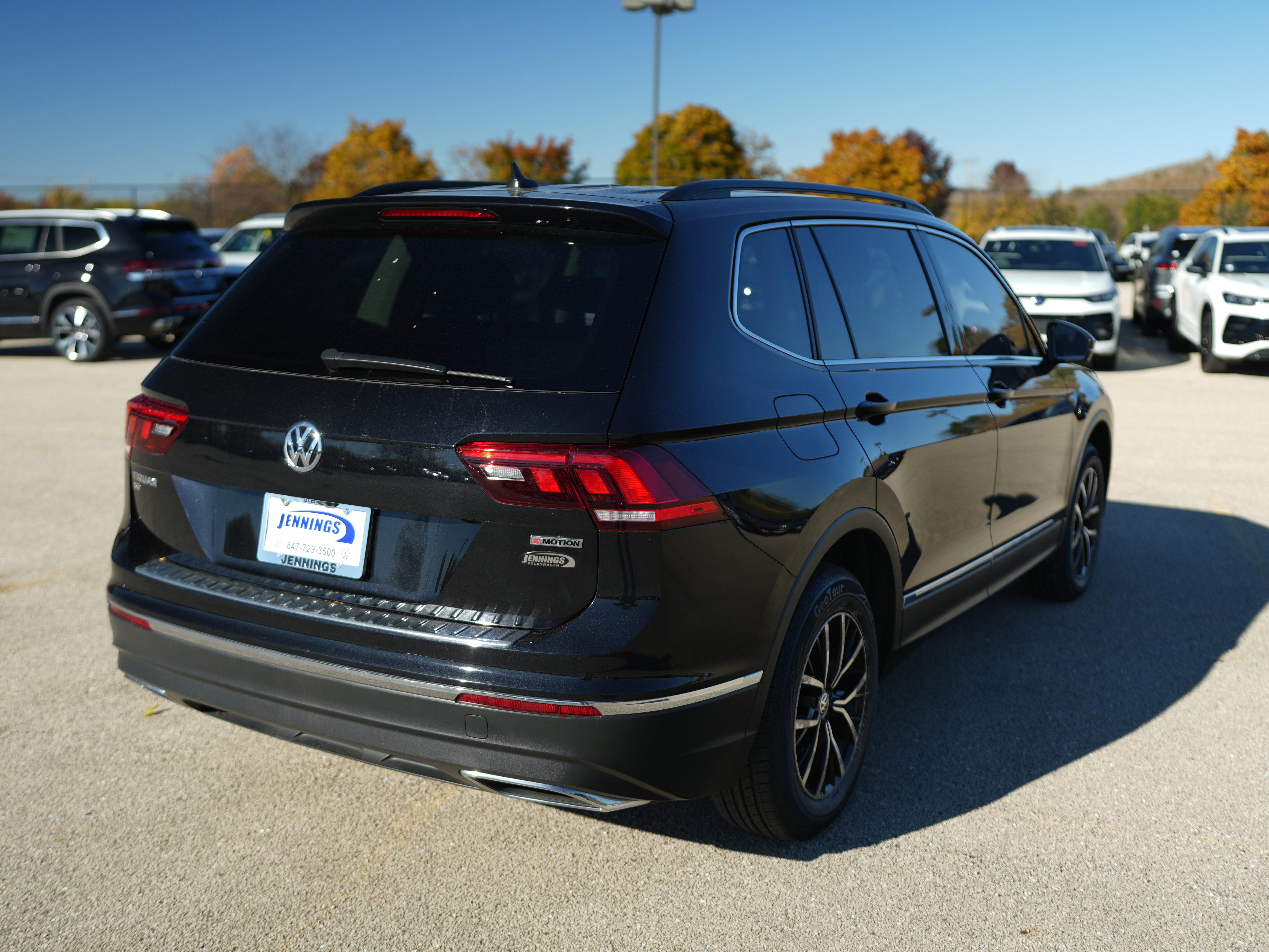 Used 2021 Volkswagen Tiguan SE w/ Panoramic Sunroof Package image 8
