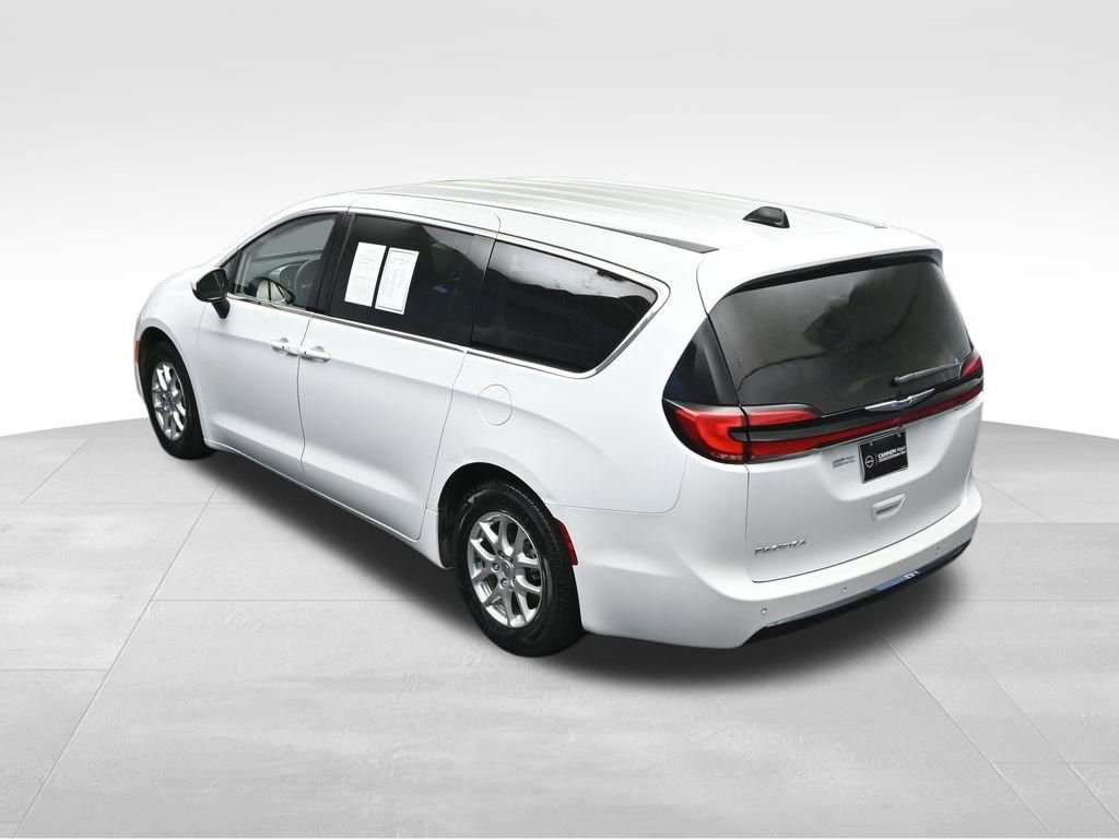 Used 2023 Chrysler Pacifica Touring-L image 39