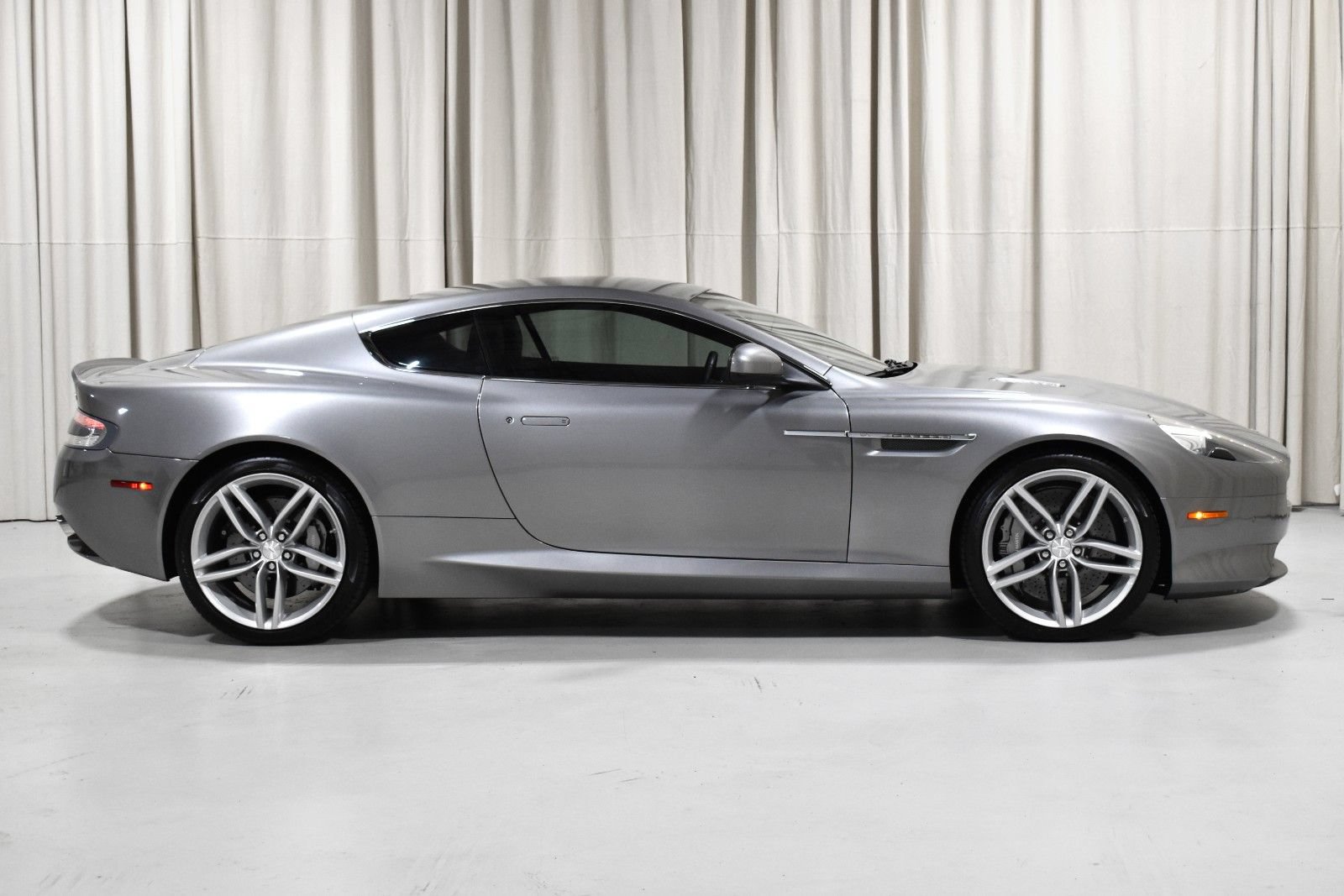 Used 2014 Aston Martin DB9 Coupe RWD image 4