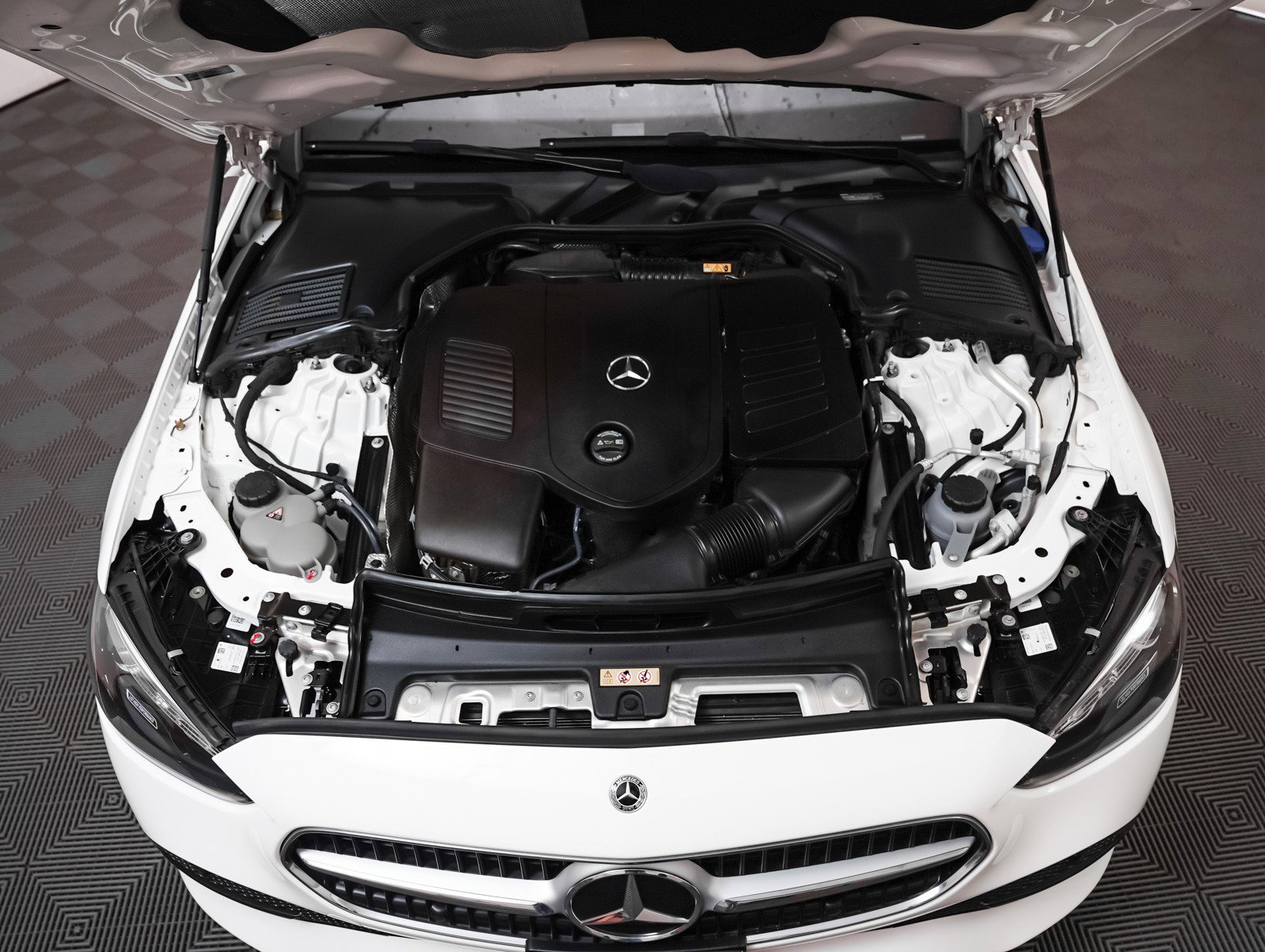 Used 2023 Mercedes-Benz C 300 Sedan image 4