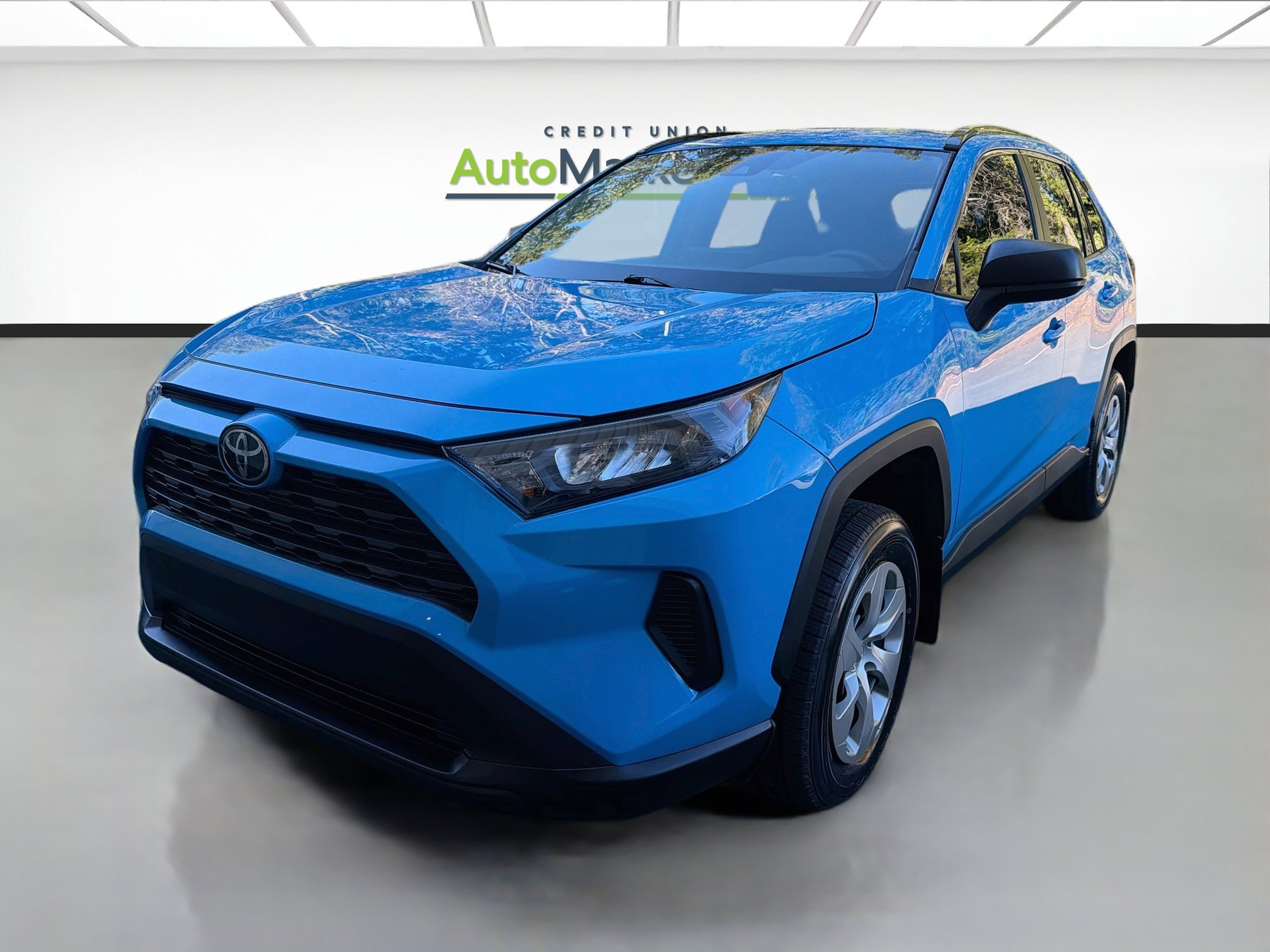 Used 2021 Toyota RAV4 LE AWD/4WD image 3