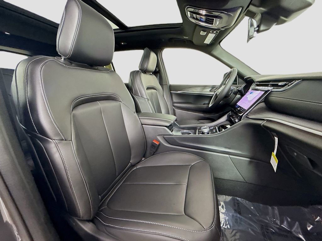 New 2025 Jeep Grand Cherokee Limited w/ Black Appearance Package image 14