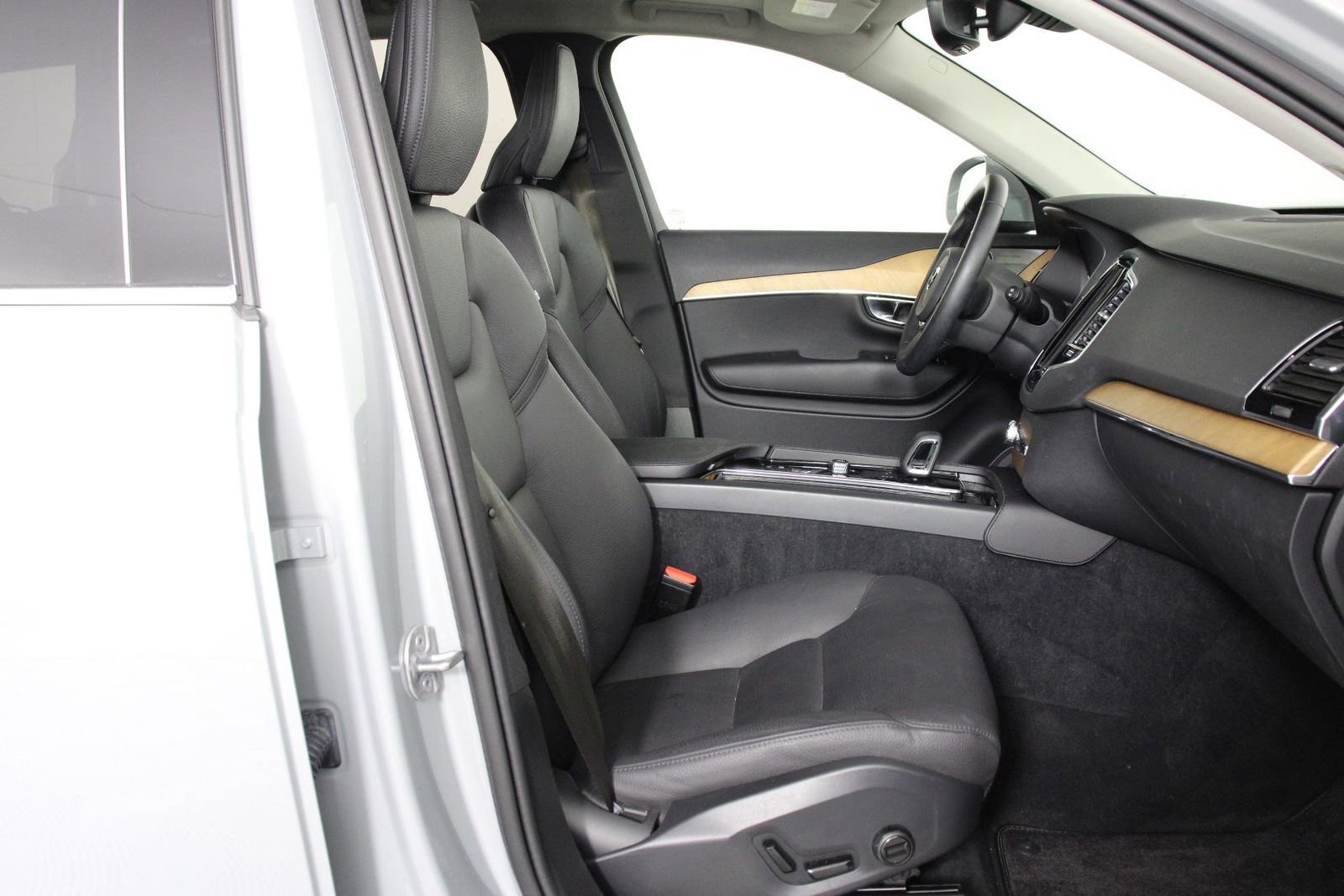 Used 2025 Volvo XC90 B6 Plus AWD/4WD image 29