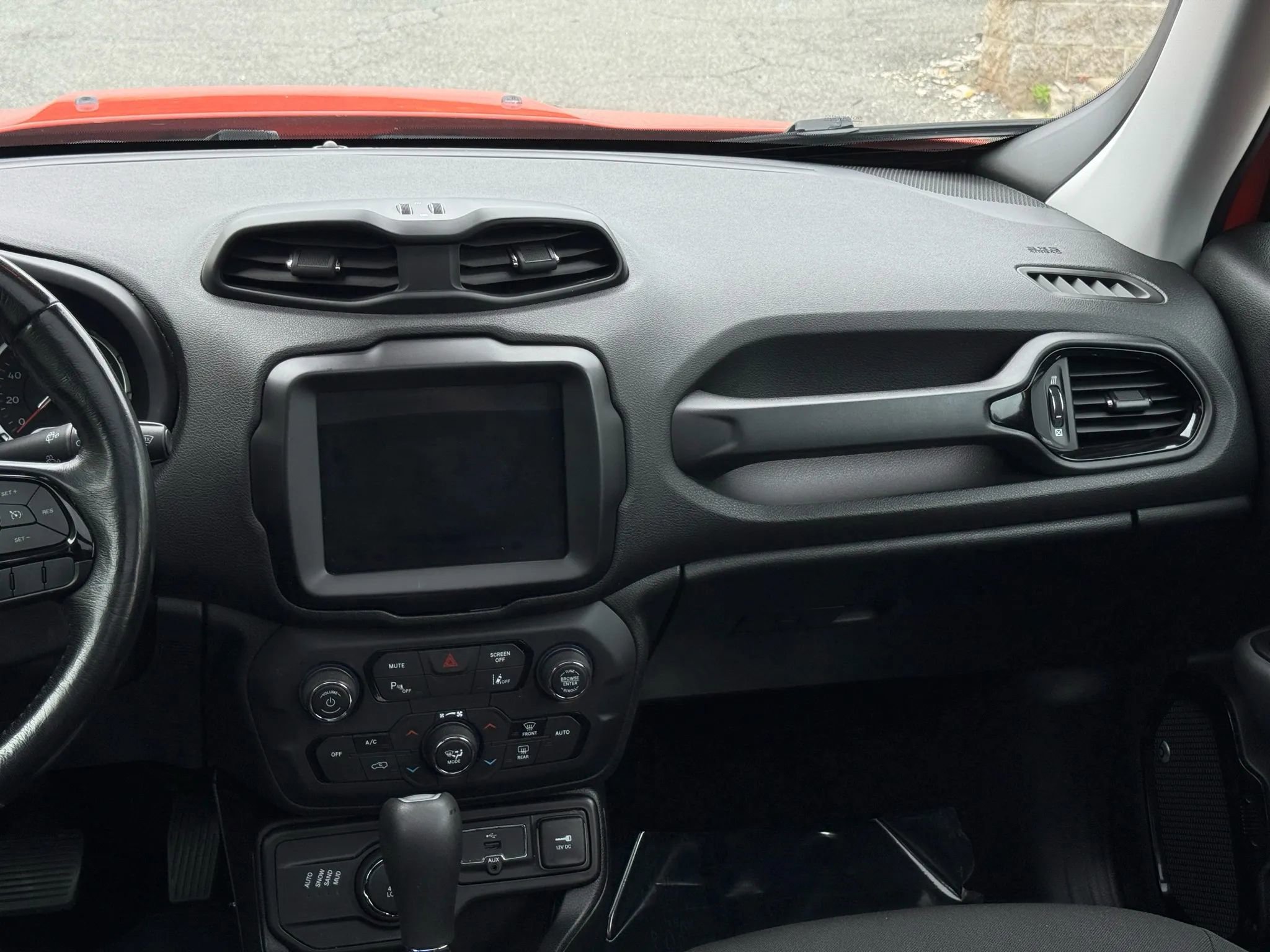 Used 2018 Jeep Renegade Altitude w/ UConnect 8.4 Nav Group image 28