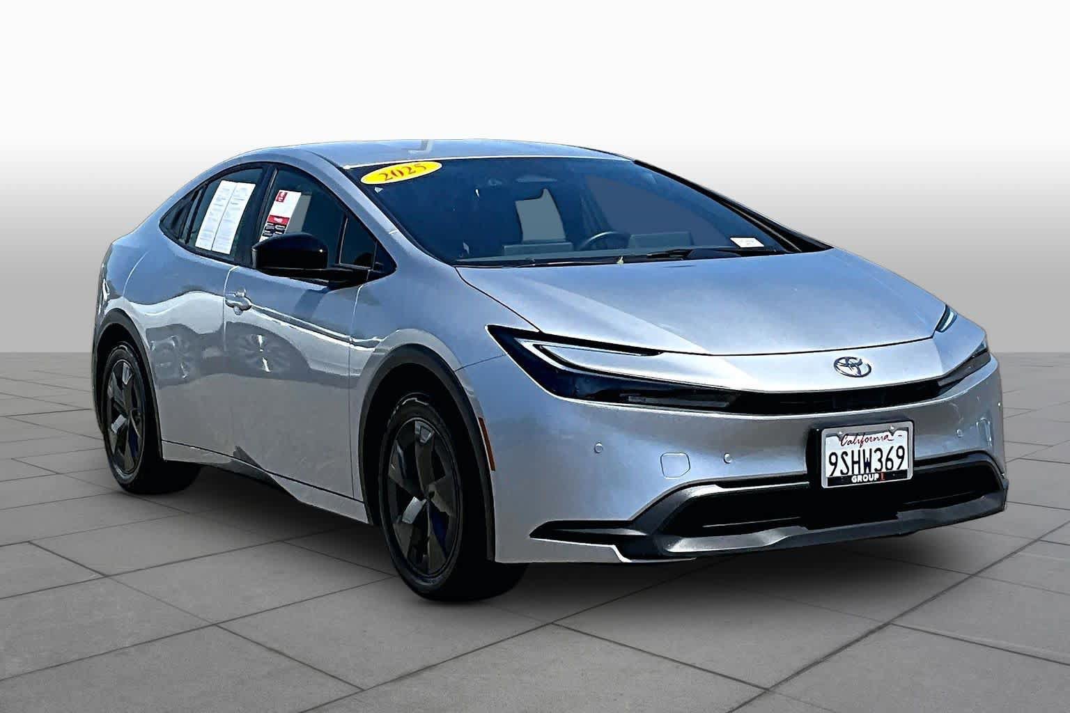 Used 2025 Toyota Prius LE FWD image 2