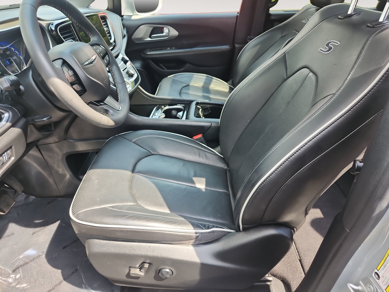 Used 2022 Chrysler Pacifica Limited w/ S Appearance Package FWD image 9