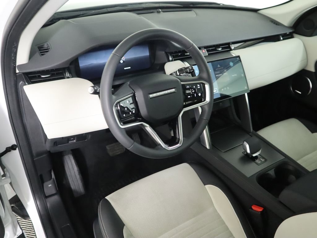 Used 2025 Land Rover Discovery Sport S image 9