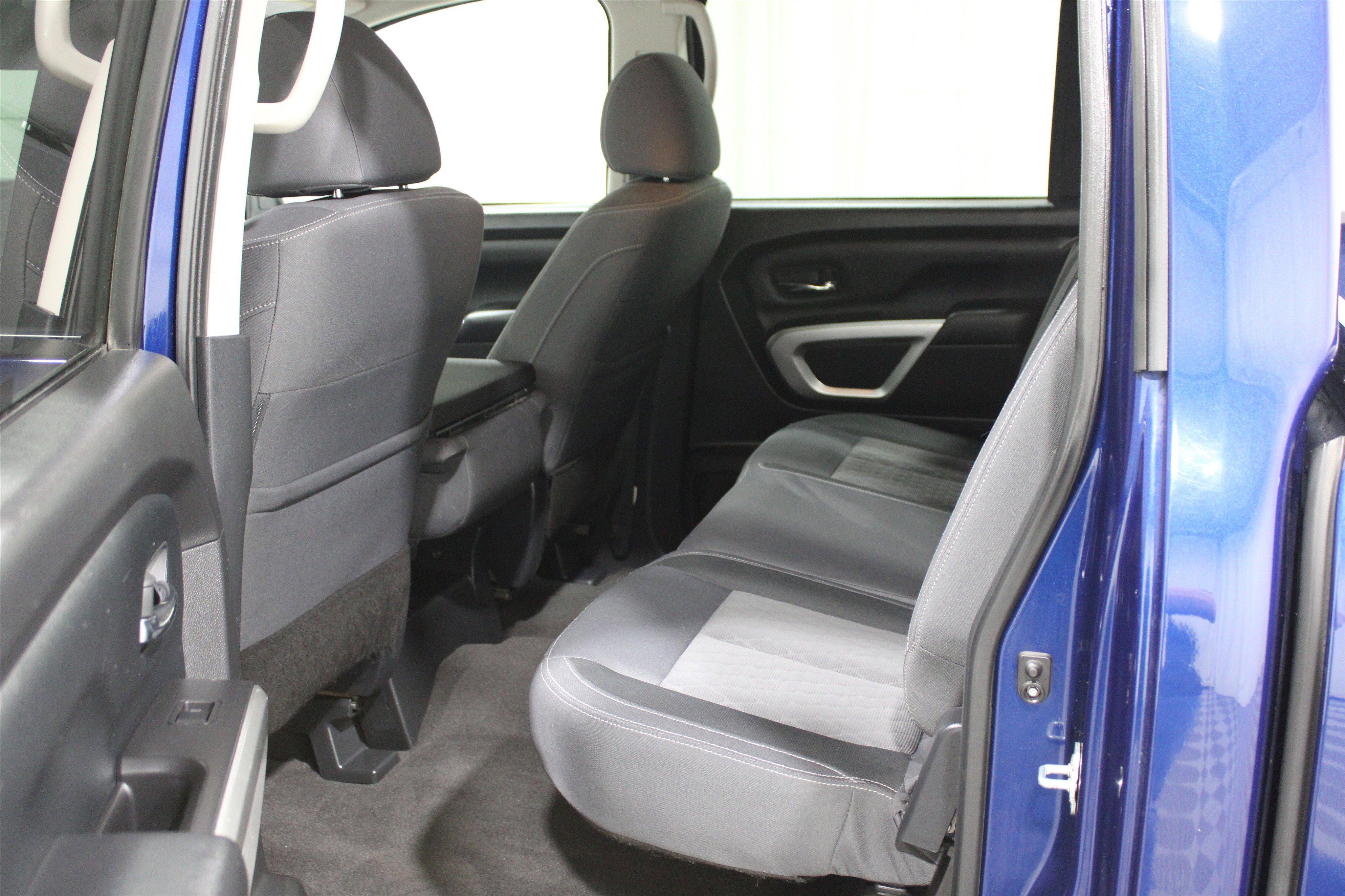 Used 2021 Nissan Titan SV image 23