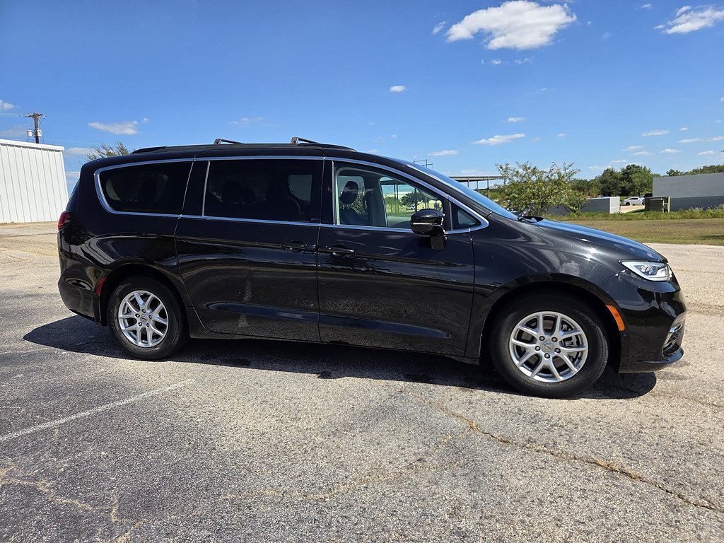 Used 2022 Chrysler Pacifica Touring-L w/ Uconnect Theater Family Group FWD image 4