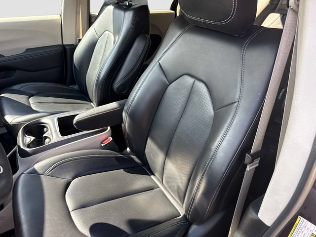 Used 2023 Chrysler Pacifica Touring-L FWD image 14