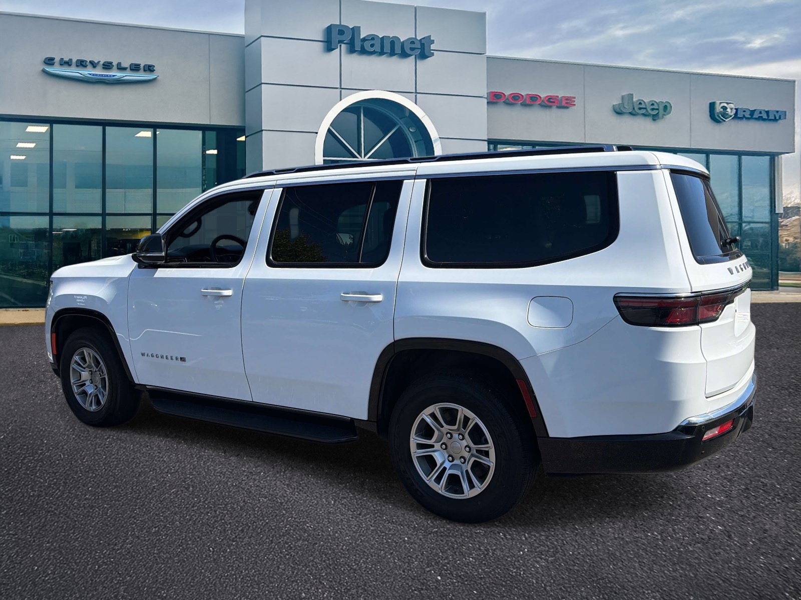 Used 2024 Jeep Wagoneer 4WD image 3