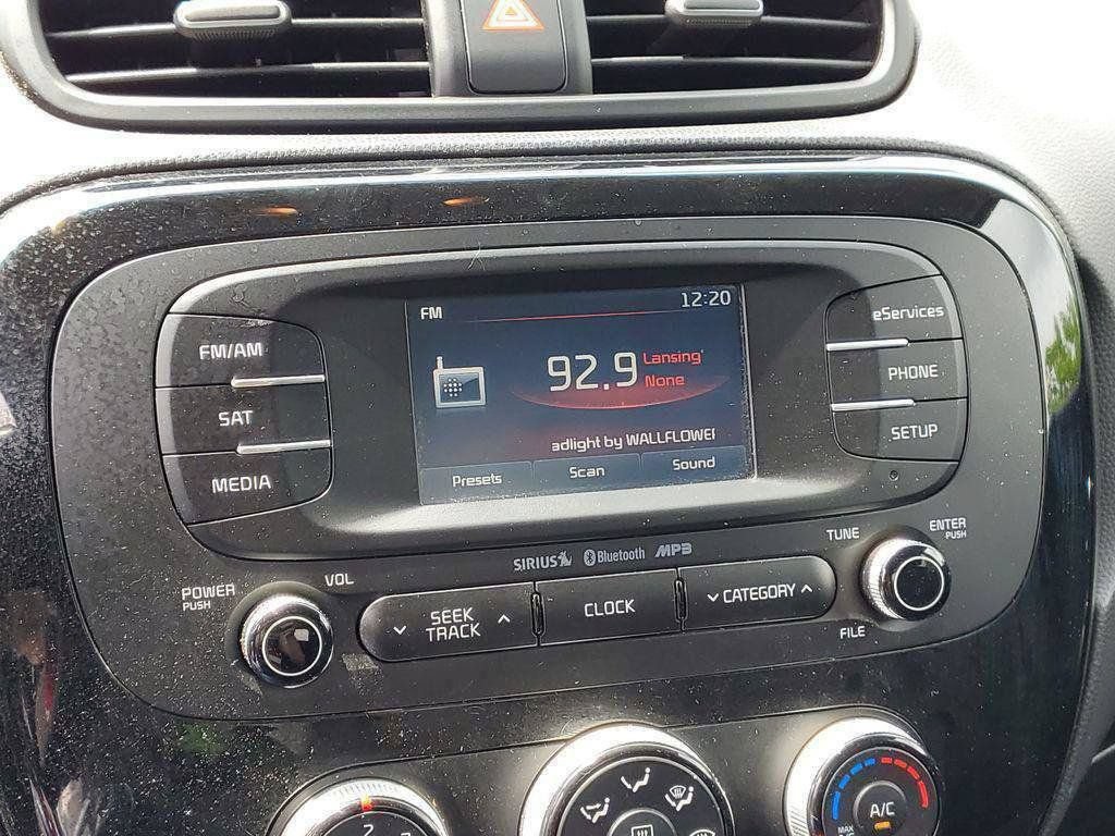 Used 2015 Kia Soul ! FWD image 14