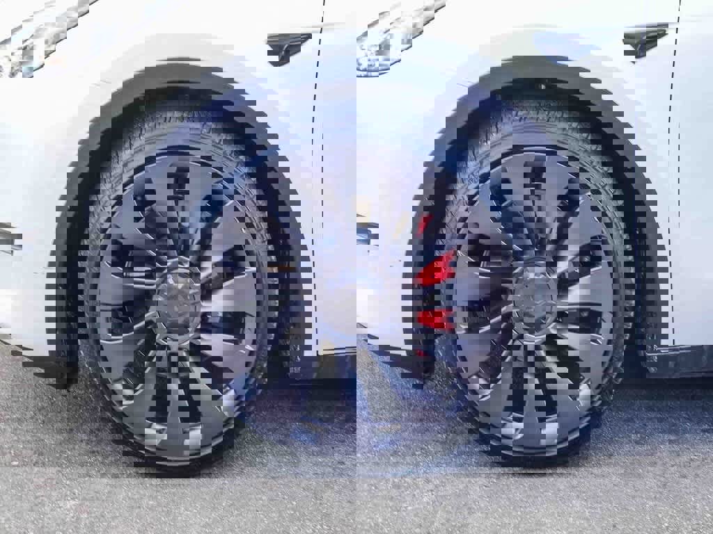 Used 2025 Tesla Model Y Performance image 10