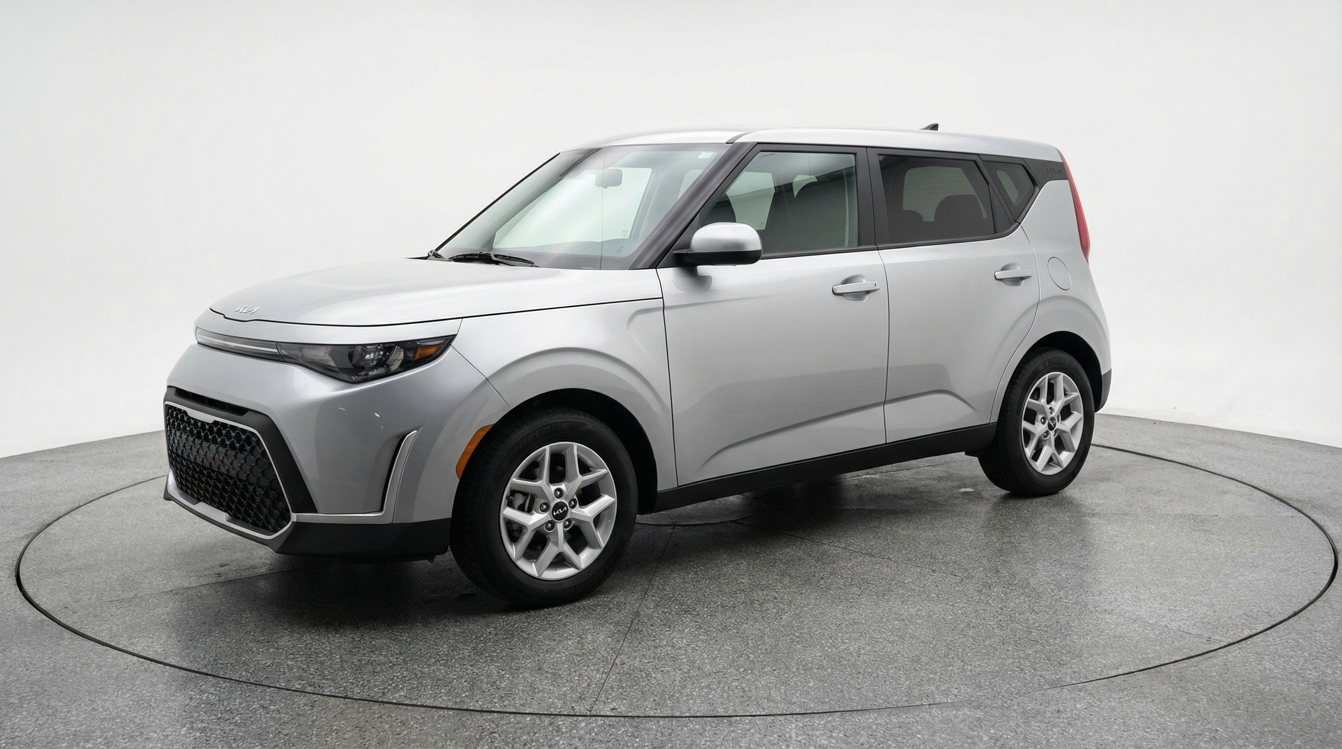Used 2025 Kia Soul LX w/ LX Technology Package FWD image 3