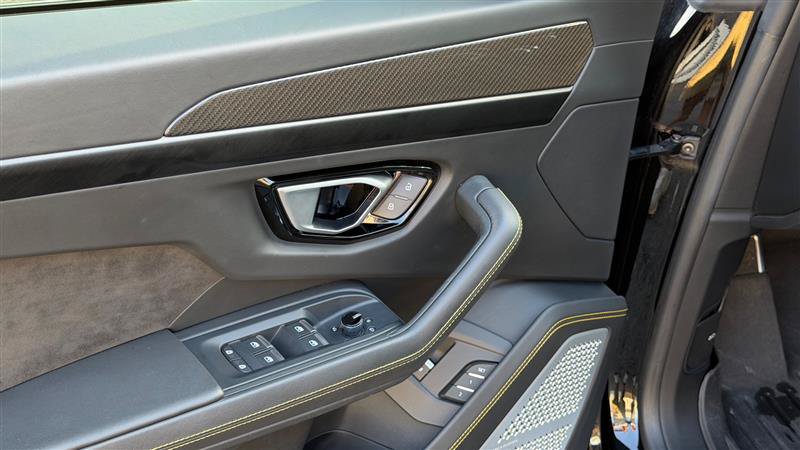 Used 2021 Lamborghini Urus AWD/4WD image 32