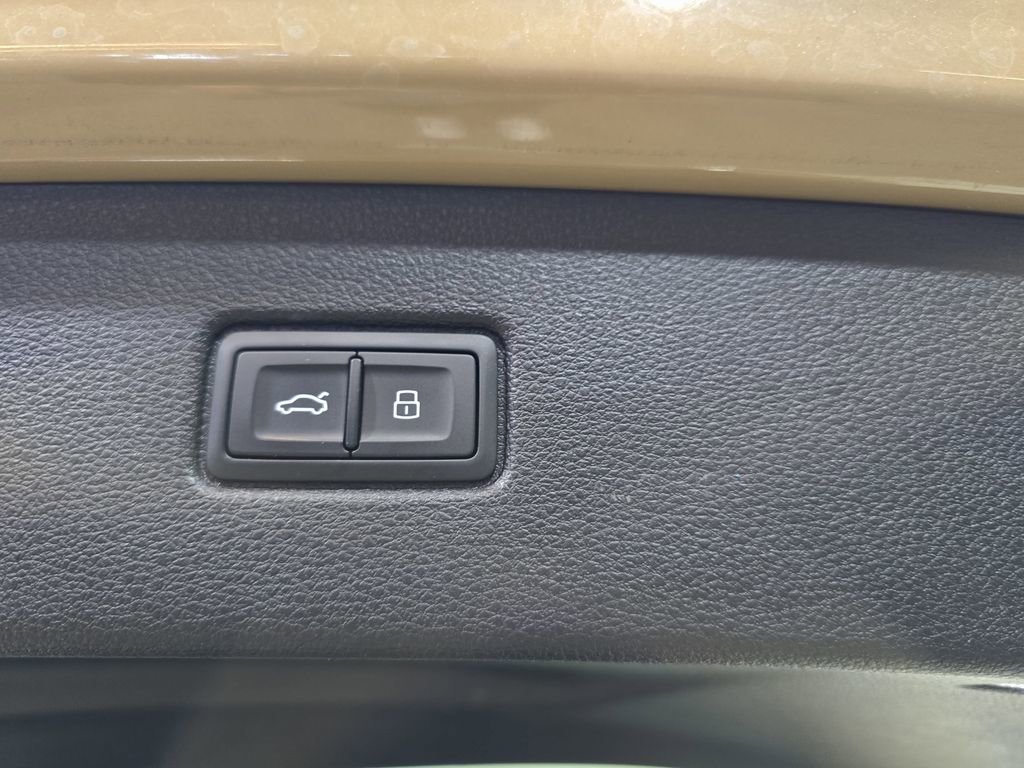 Used 2025 Audi Q7 3.0T Prestige w/ Prestige Package image 16