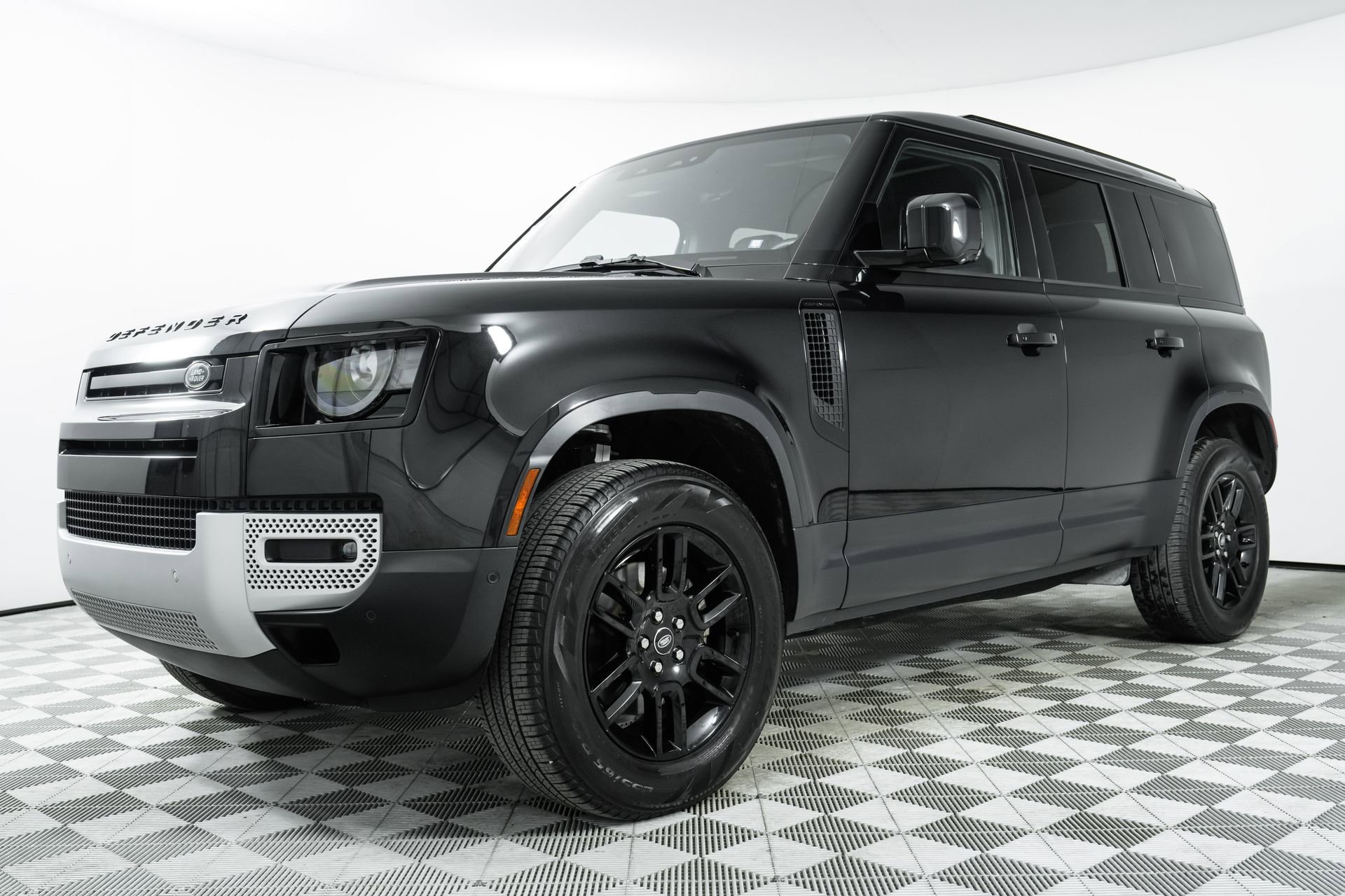 Used 2025 Land Rover Defender 110 S image 13